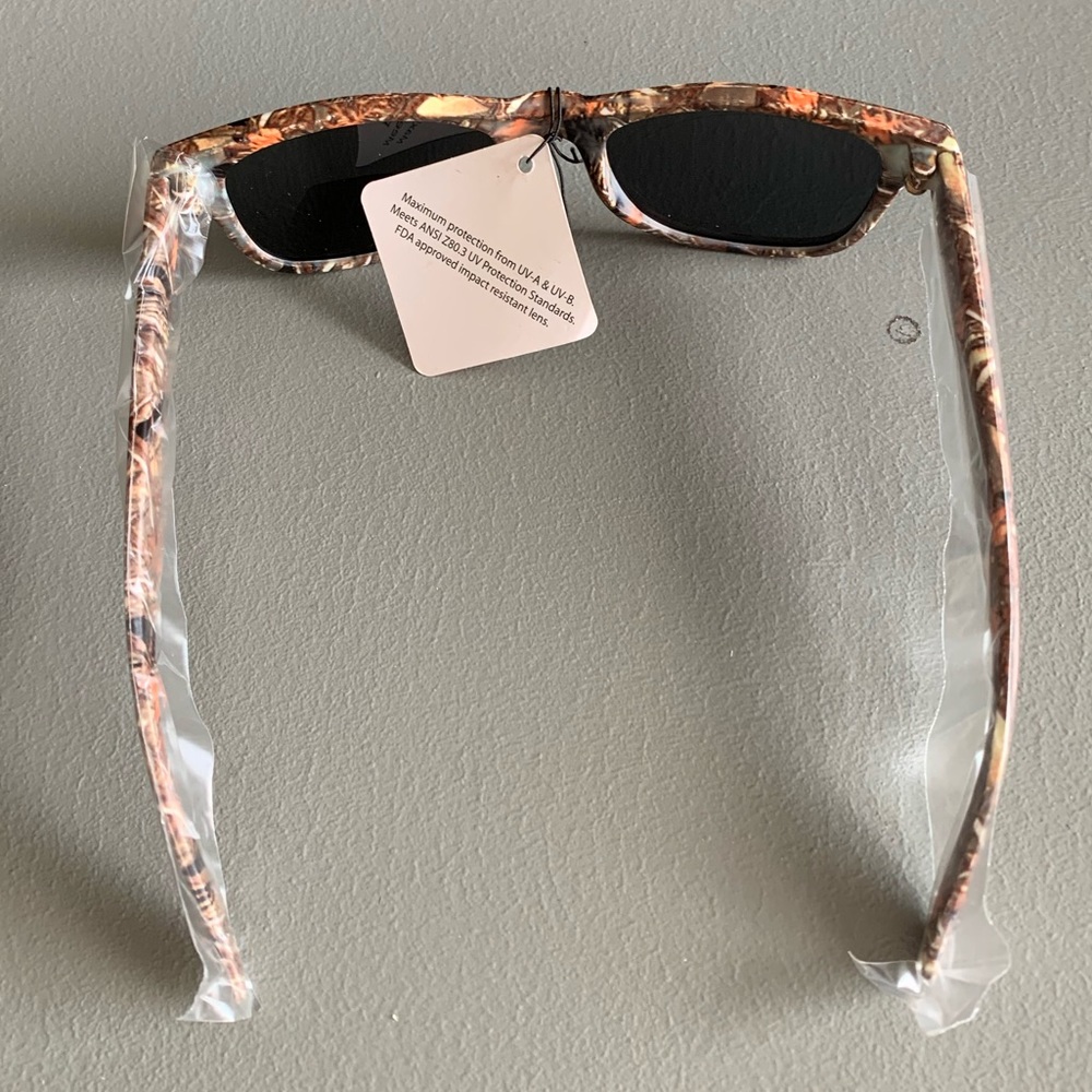 Polarized sunglasses leaf pattern - Picture 3 of 3